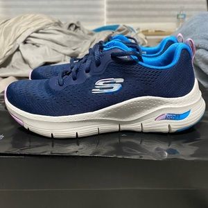SKECHERS ARCHFIT WOMENS SIZE 6.5 SN 149722